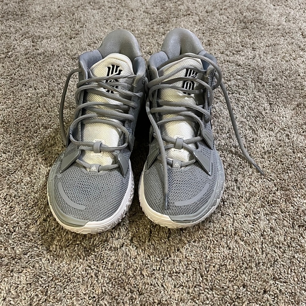 Excellent condition Nike Kyrie black and grey shoes mens size 8.5